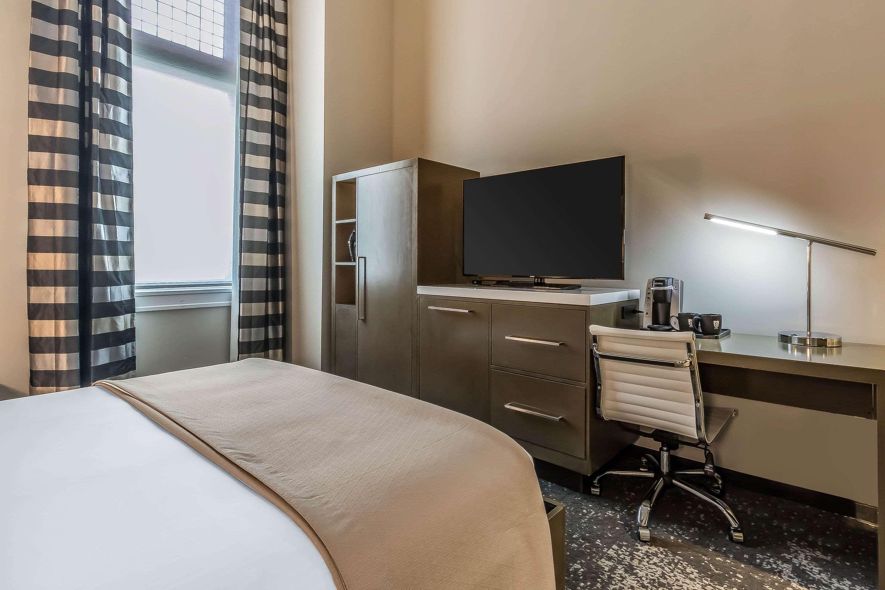 Hotel Napoleon Memphis Bagian luar foto